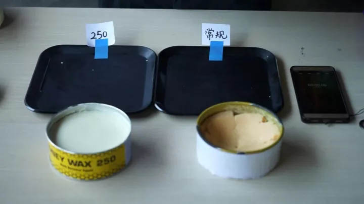 等待模具靜靜放置10-15分鐘，使脫模蠟充分滲透至模具表面