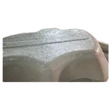 用樹脂和玻璃纖維復合在浴缸胚料的底部，使成型產品有足夠的強度