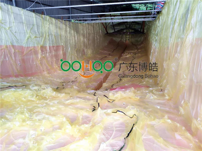 完成鋪層后，用真空袋覆蓋好
